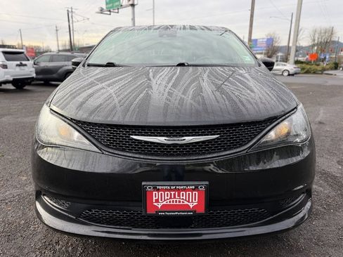 Used 2023 Chrysler Voyager LX image 3