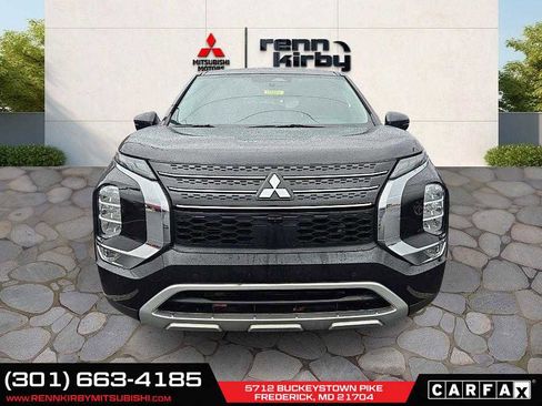 Used 2024 Mitsubishi Outlander SE image 2