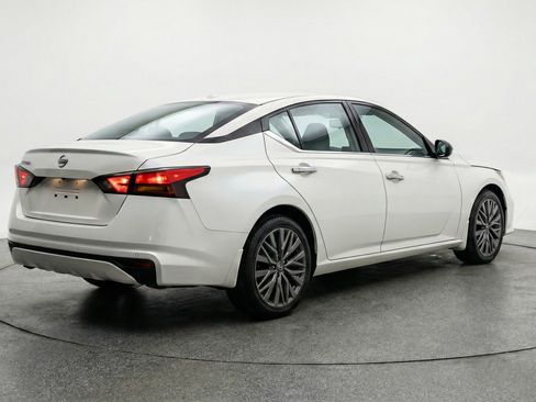 Used 2025 Nissan Altima 2.5 SV image 9