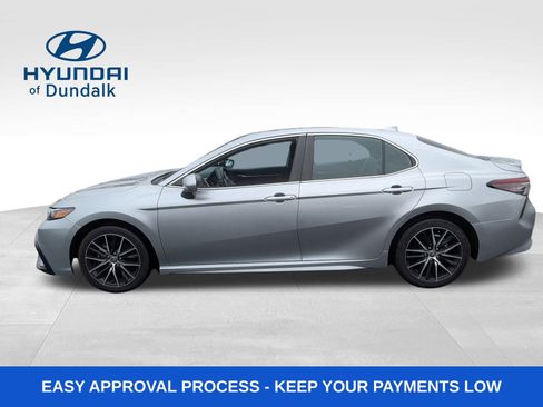 Used 2022 Toyota Camry SE image 2