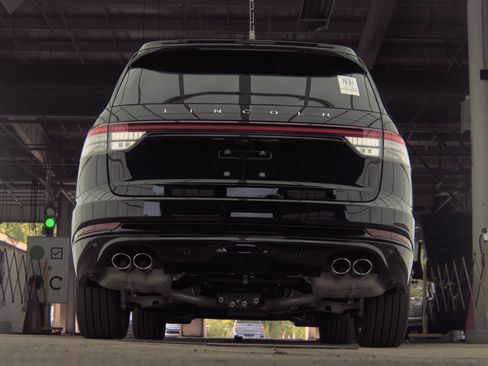 Used 2025 Lincoln Aviator AWD w/ Jet Appearance Package image 9