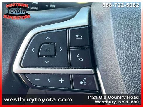 Used 2023 Toyota Highlander LE AWD/4WD image 25