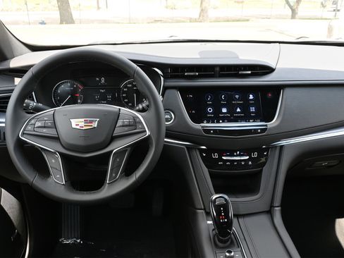 New 2025 Cadillac XT5 Luxury image 9