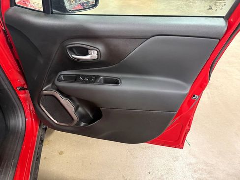 Used 2023 Jeep Renegade Latitude AWD/4WD image 17