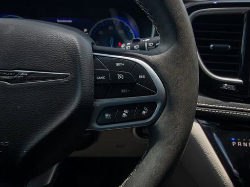 Used 2023 Chrysler Pacifica Touring-L FWD image 26