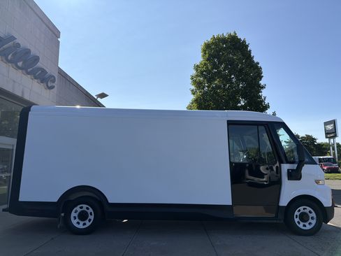 Used 2024 Chevrolet Brightdrop 600 w/ Commercial Equipment Package AWD/4WD image 7