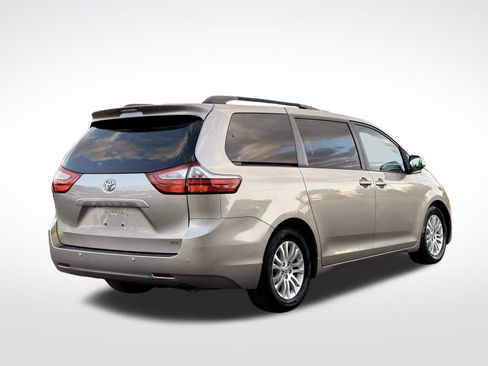 Used 2017 Toyota Sienna XLE Premium image 5