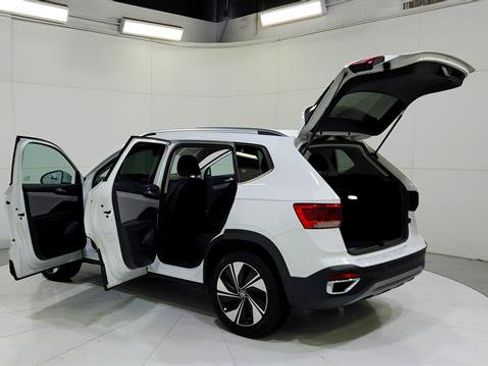 Used 2024 Volkswagen Taos SE AWD/4WD image 31