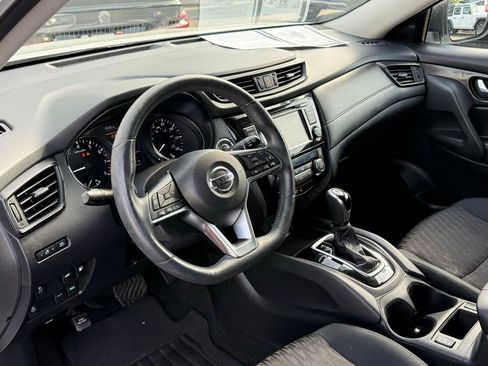 Used 2018 Nissan Rogue SV w/ Premium Package image 19