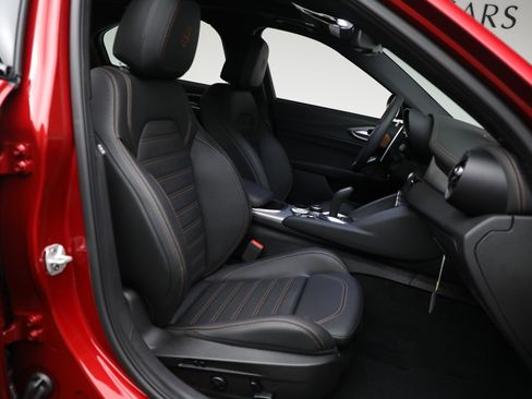 New 2025 Alfa Romeo Giulia AWD w/ Driving Assist Package image 17