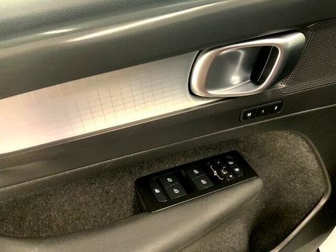 Used 2022 Volvo XC40 T4 Momentum image 25