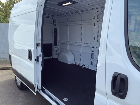 New 2025 RAM ProMaster 2500 w/ Quick Order Package 22G SLT image 11