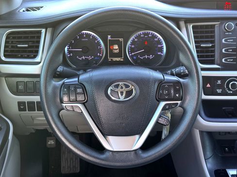 Used 2019 Toyota Highlander LE image 24