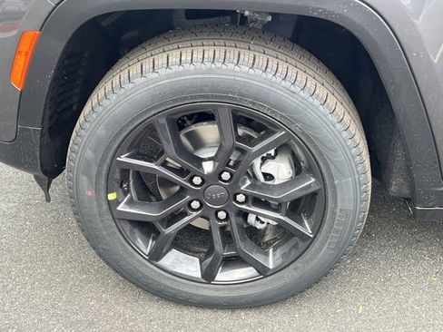 New 2025 Jeep Grand Cherokee Limited image 12