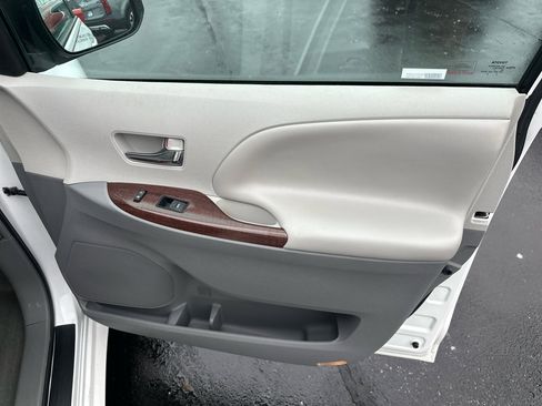 Used 2014 Toyota Sienna XLE image 7