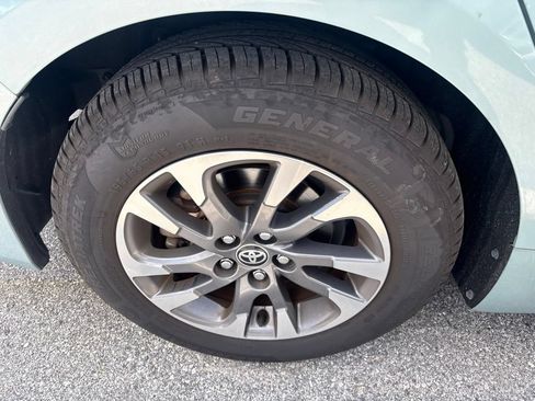 Used 2022 Toyota Prius Limited w/ Premium Convenience Package FWD image 8