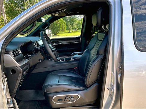 Used 2024 Jeep Wagoneer L Series II w/ Flexible Seating Group AWD/4WD image 24