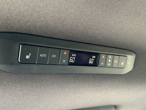 Used 2025 Toyota Sienna Platinum image 28
