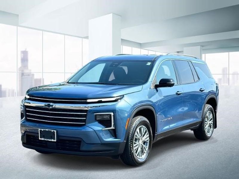 Certified 2025 Chevrolet Traverse LT w/ Driver Confidence Package image 1