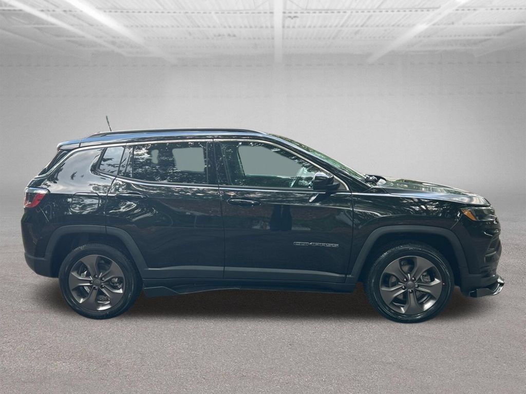Used 2022 Jeep Compass Latitude w/ Sun and Sound Group AWD/4WD image 7