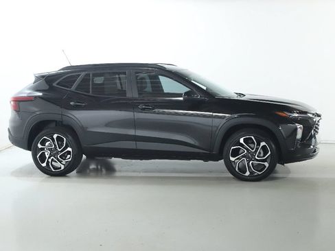 Used 2025 Chevrolet Trax RS w/ Sunroof Package FWD image 11