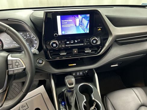 Used 2023 Toyota Highlander XLE image 18