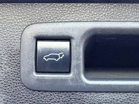 Used 2021 Toyota Highlander LE FWD image 17