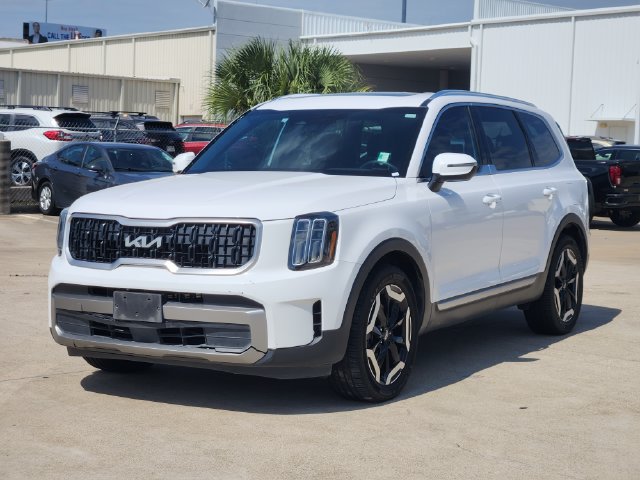 Used 2023 Kia Telluride EX w/ EX Captain's Chair Package FWD image 3