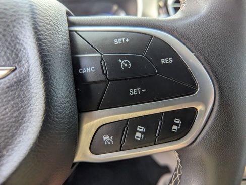 Used 2024 Chrysler Pacifica Touring-L FWD image 23