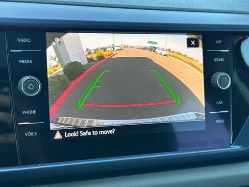 Certified 2022 Volkswagen Taos SE w/ Panoramic Sunroof Package image 18