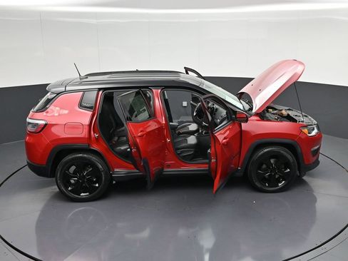 Used 2019 Jeep Compass Latitude FWD image 40