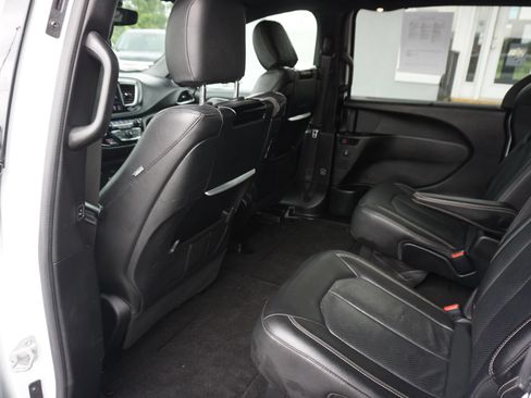 Used 2019 Chrysler Pacifica Touring-L Plus FWD image 18
