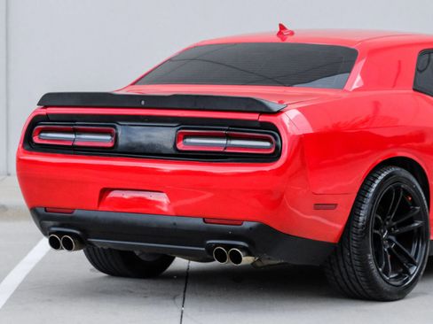 Used 2018 Dodge Challenger R/T w/ Driver Convenience Group RWD image 12