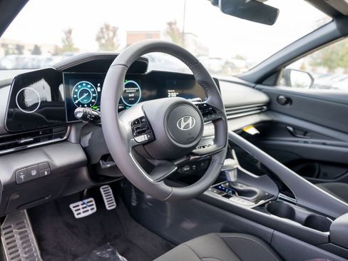 New 2025 Hyundai Elantra SEL image 18