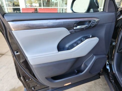 New 2026 Toyota Highlander Platinum image 14