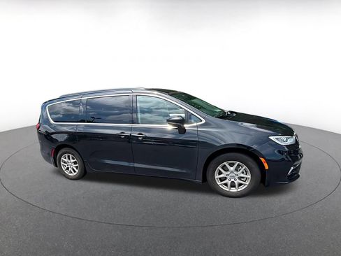 Used 2024 Chrysler Pacifica Touring-L FWD image 2