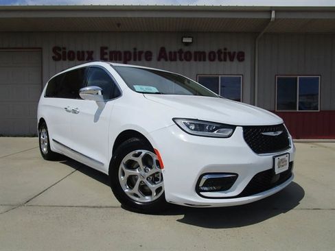 Used 2022 Chrysler Pacifica Limited FWD image 1