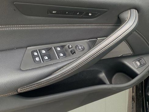 Used 2023 BMW M550i xDrive w/ Dynamic Handling Package image 21