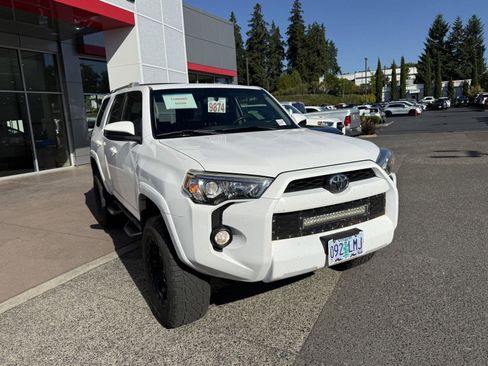Used 2017 Toyota 4Runner SR5 AWD/4WD image 9