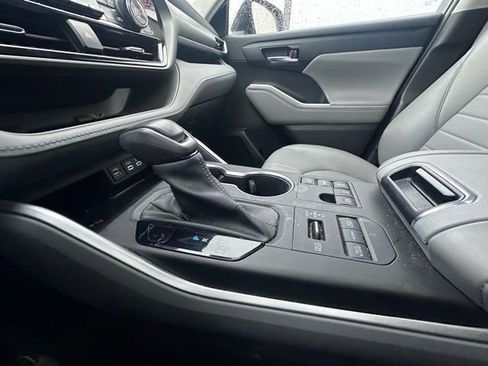 Used 2023 Toyota Highlander XLE image 13