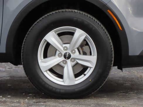 Used 2022 Kia Sorento LX image 12