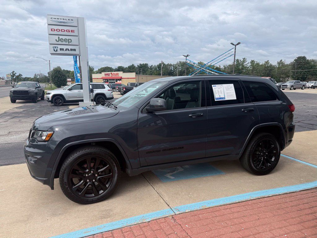 Used 2018 Jeep Grand Cherokee Altitude AWD/4WD image 3