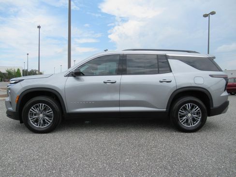 Used 2026 Chevrolet Traverse LT FWD image 4
