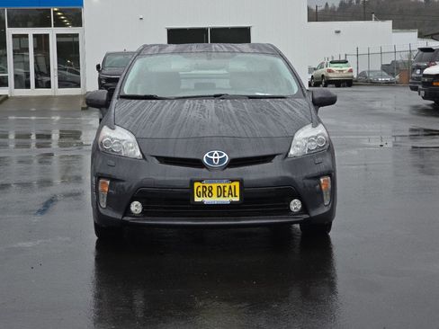 Used 2014 Toyota Prius Five image 3