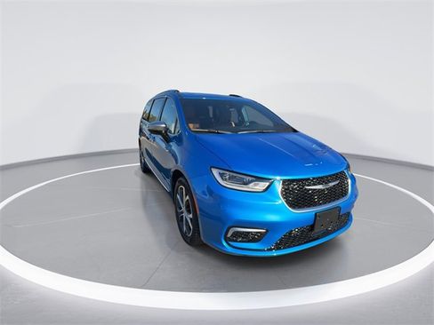 New 2026 Chrysler Pacifica Pinnacle image 2