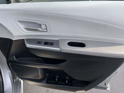 Used 2025 Toyota Sienna XLE FWD image 46