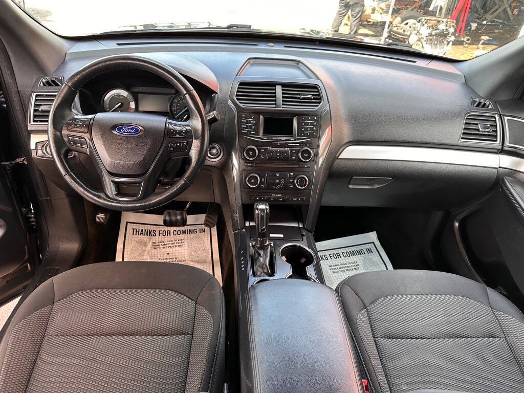 Used 2017 Ford Explorer XLT FWD image 9