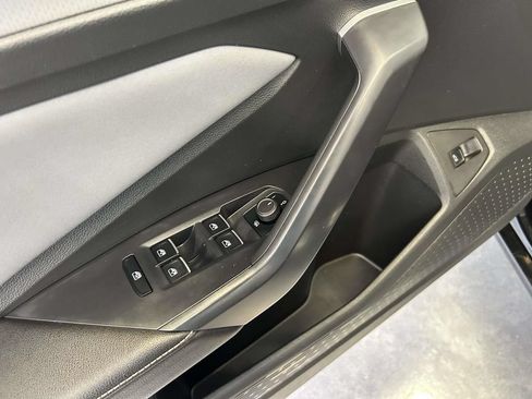 Used 2025 Volkswagen Jetta SE FWD image 17