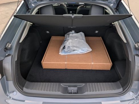 Used 2025 Toyota Prius Plug-In Hybrid image 9