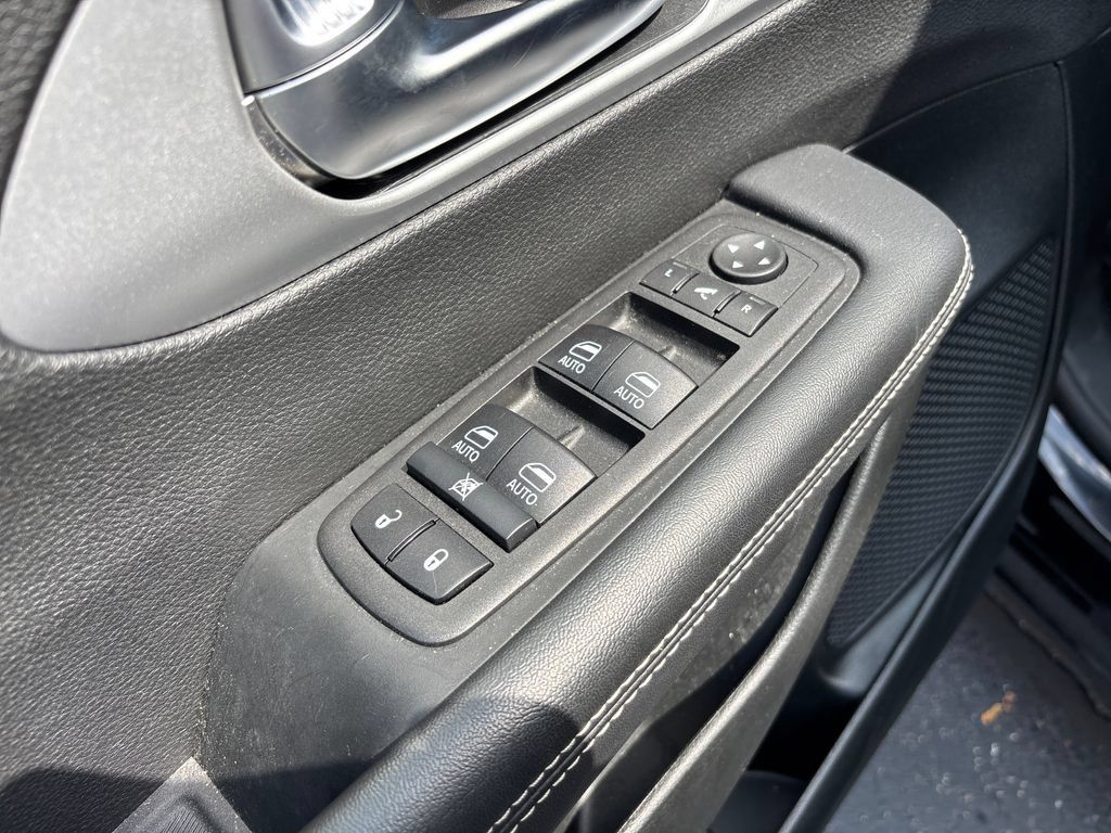 Used 2025 Chrysler Pacifica Limited FWD image 19